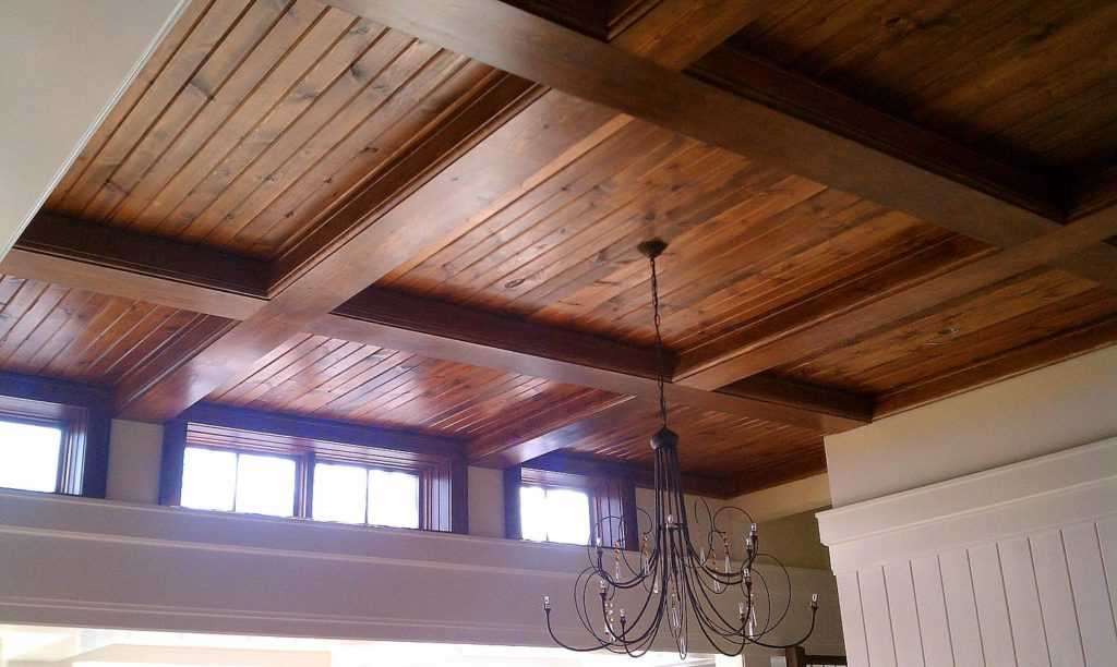 Подшивка потолка по деревянным балкам: черновой подшивной потолок в частном доме, чем лучше подшить, как подшивать доской
