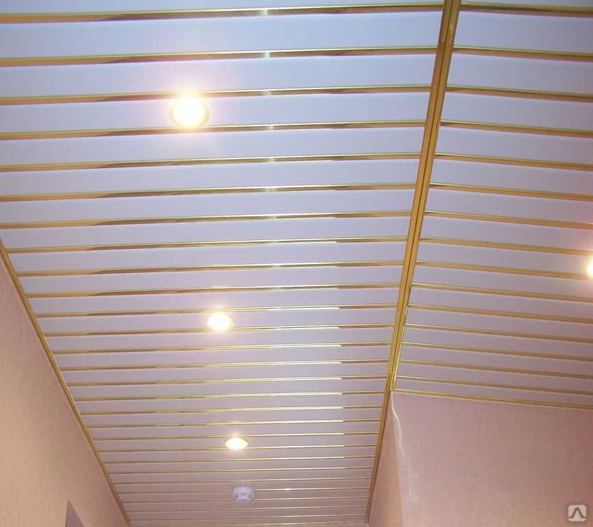 Реечный потолок (102 фото): подвесные конструкции, металлические поттолочные покрытия для прихожей и коридора, кубообразные варианты потолков cesal и «бард»