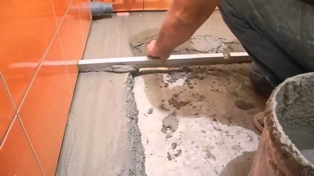 Как выровнять бетонный пол под плитку в ванной комнате: технологии и материалы