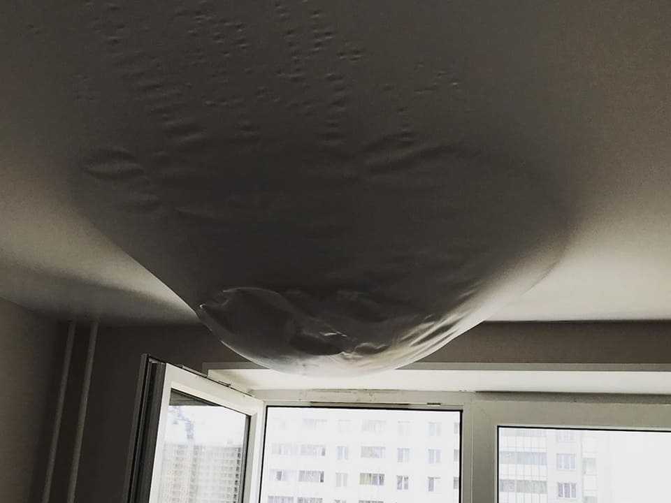 Затопили натяжной потолок, как слить воду