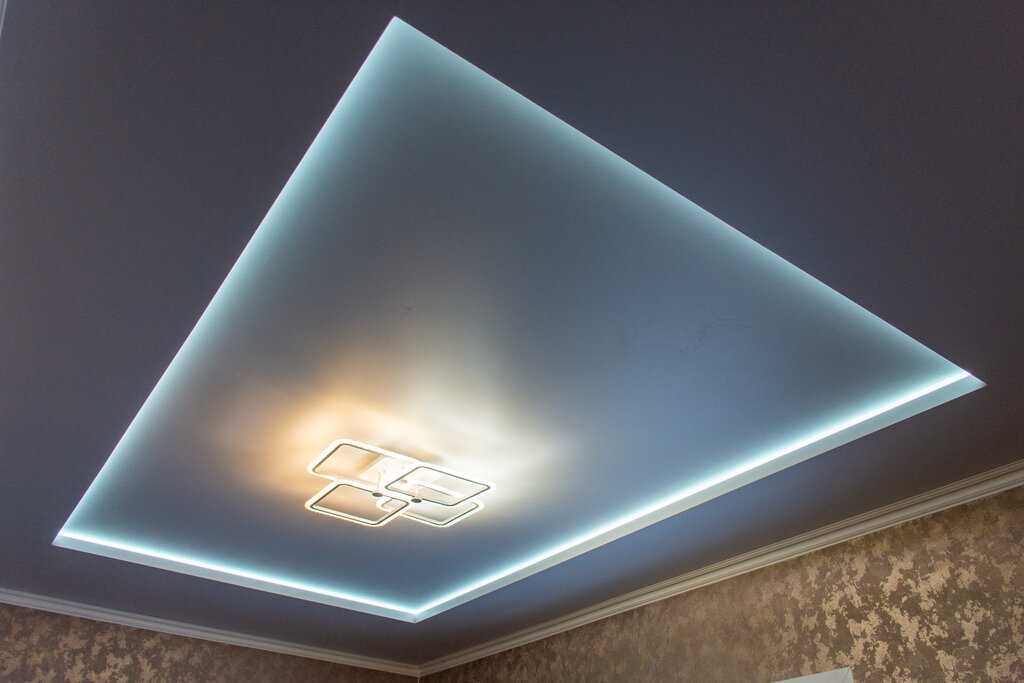 Двухуровневый потолок с подсветкой (53 фото): двухъярусные конструкции потолочных покрытий, варианты освещения скрытой светодиодной лентой