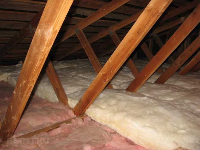 Как правильно утеплить потолок под холодной крышей: делаем монтаж утеплителя в доме