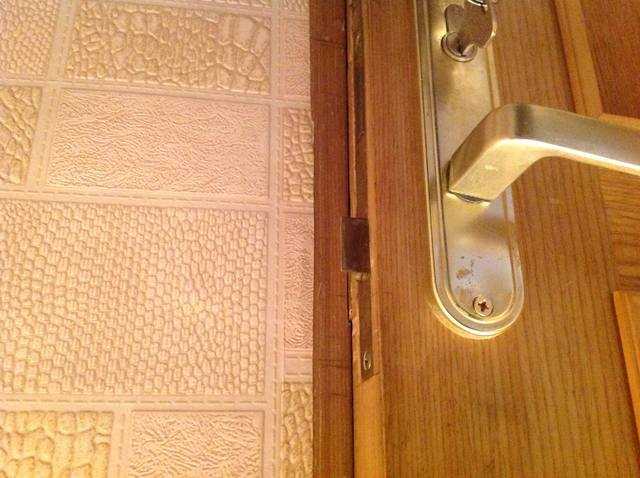 Что делать если повело деревянную дверь?