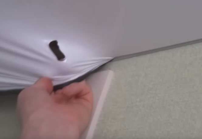 Как самостоятельно заделать дырку в натяжном потолке: чем можно закрыть?