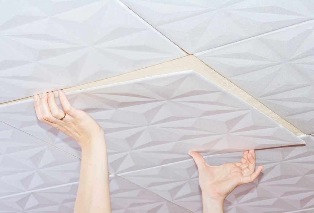 Как правильно клеить потолочную плитку - чем и как крепить, фото и видео