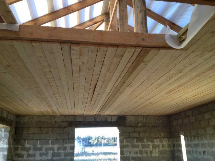 Отделка потолка в деревянном доме: варианты материалов, покрытие своими руками