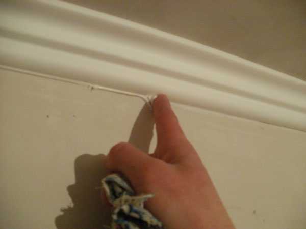 Как приклеить потолочный плинтус и вырезать угол: без стусла, своими руками, на натяжной потолок