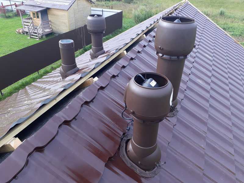 Установка вентиляционной трубы на крыше своими руками