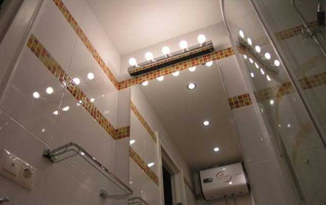 Потолочные светильники для ванной комнаты: нюансы использования