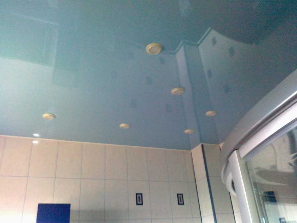 Можно ли делать натяжные потолки в ванной: обзор плюсов и минусов такого варианта