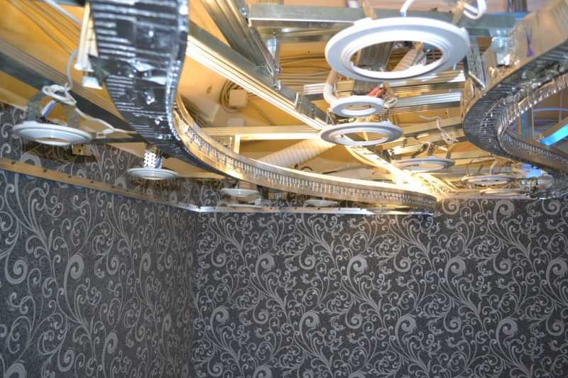Как установить двухуровневые натяжные потолки для зала с подсветкой и без своими руками? обзор