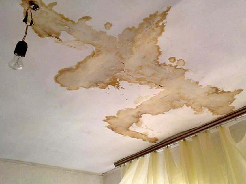 Как убрать желтые пятна на потолке после затопления?