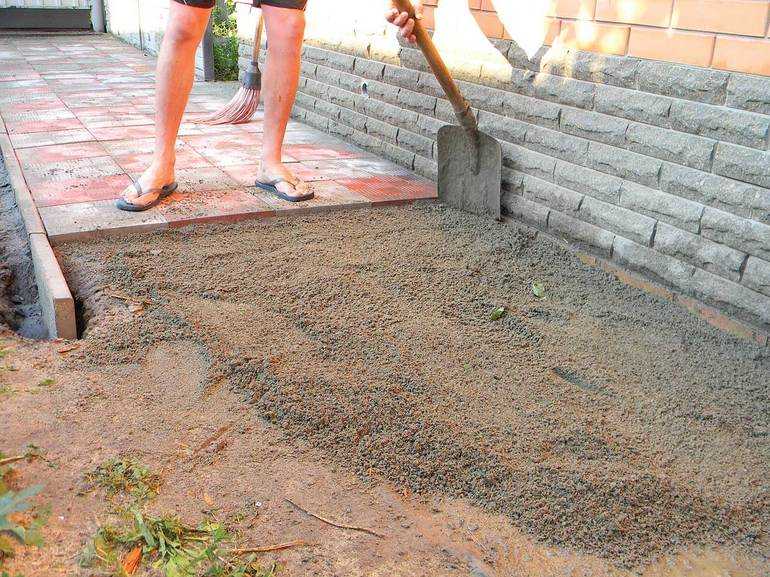 Укладка тротуарной плитки на бетонное основание возможна по трем технологиям: на бетонный раствор, на клей и на сухую смесь