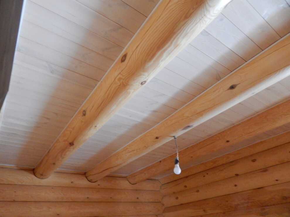 Подшивка потолка по деревянным балкам: материалы и технологиии