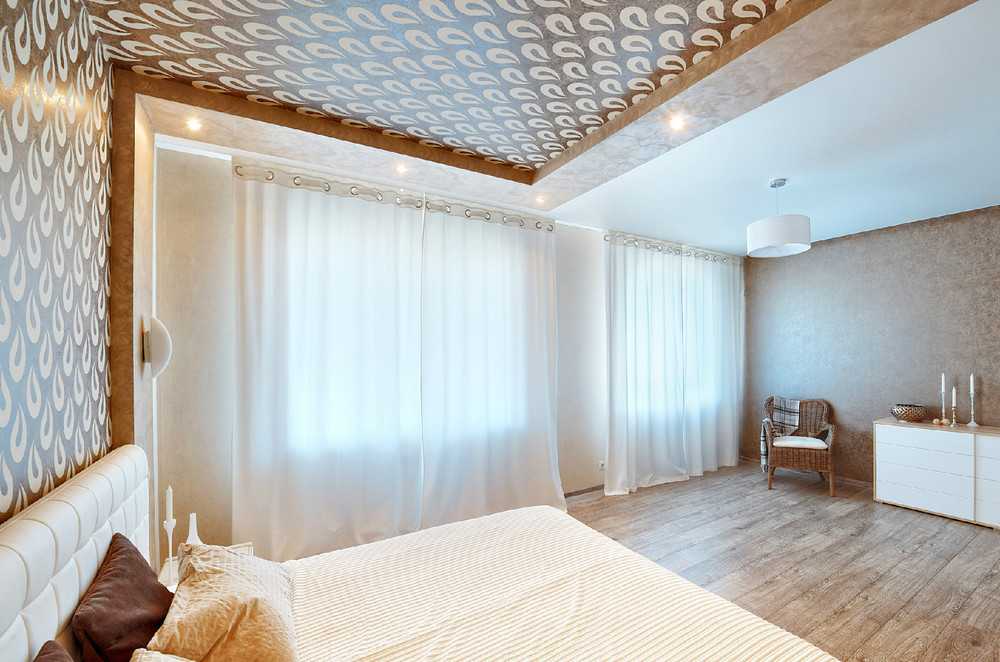 Потолок с подсветкой (89 фото): варианты из деревянных реек и полупрозрачные акриловые модели, готовые наборы для установки, оформление в спальне и в гостиной