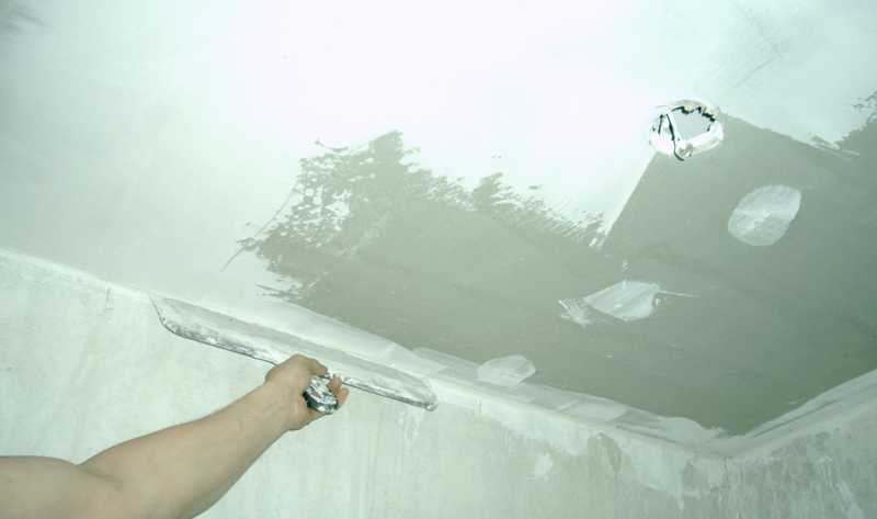 Подготовка потолка под покраску: инструменты и средства защиты, удаление старого покрытия, реставрация штукатурки, грунтовка и шпаклевка