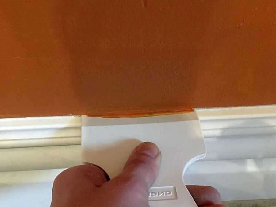 Чем и как покрасить потолочный плинтус из пенопласта: пошаговая инструкция