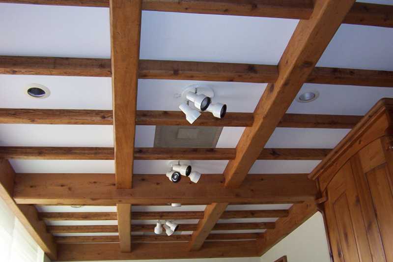 Что собой представляют и как крепить полиуретановые балки на потолок