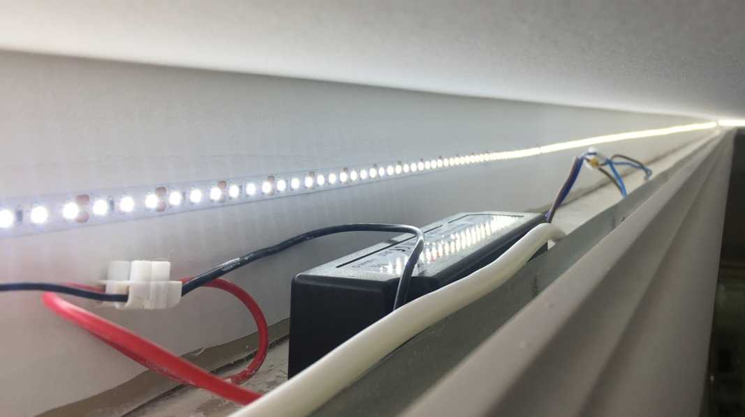 Как выбрать светодиодную ленту, блок и провода - ошибки подключения. какая лучше для кухни и потолка.