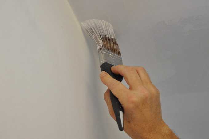 Покраска потолка из гипсокартона — какой краской лучше красить гипсокартонный потолок, как и чем покрасить подвесной потолок