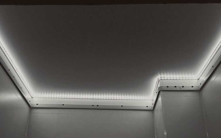 Светодиодная лента под натяжным потолком (45 фото): монтаж диодной подсветки, как сделать и как установить ленту на потолок