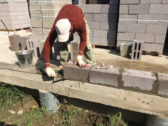 Как построить дом из шлакоблока своими руками: пошаговая инструкция, возведение стен, монтаж крыши (видео, фото)