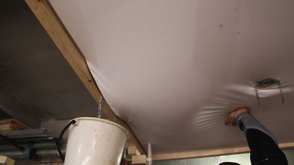 Слив воды с натяжного потолка (33 фото): как самостоятельно сливать, если затопили, как убрать воду с потолка и просушить полотно