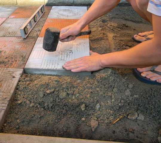 Укладка тротуарной плитки на бетонное основание – как сделать? + видео