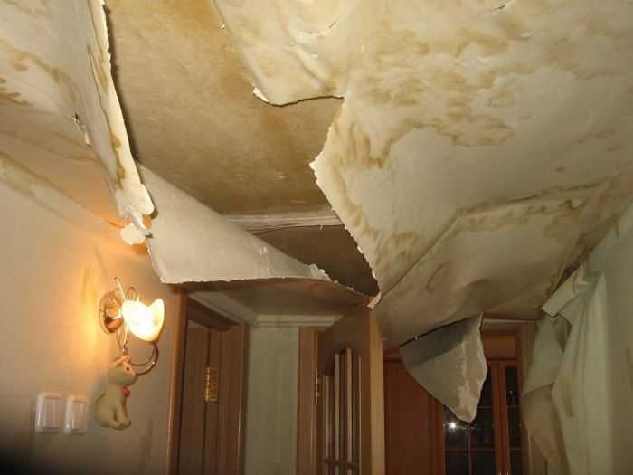 Что делать, если порвался натяжной потолок: причины и способы устранения повреждений
