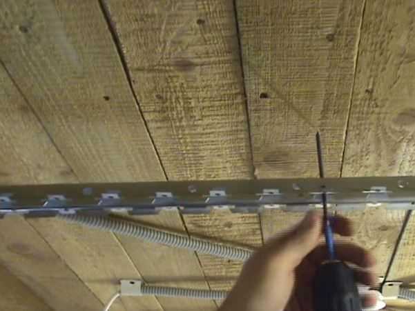 Реечный алюминиевый потолок (45 фото): подвесной потолок из панелей и реек, технические характеристики конструкций из профилей