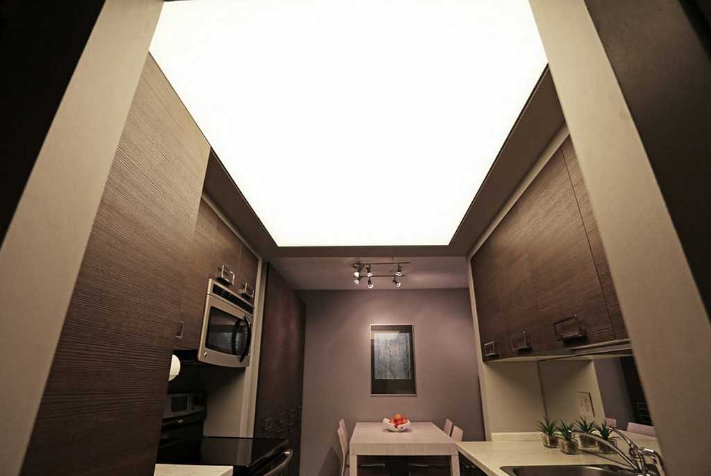 Прозрачный натяжной потолок с подсветкой: фото со светодиодной, цена и монтаж