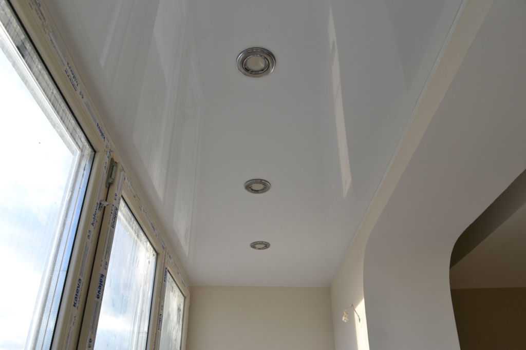 Как сделать потолок на балконе, чем лучше обшить поверхность, какой выбрать: натяжной, подвесной или пластиковый, обустройство гидроизоляции, отделка