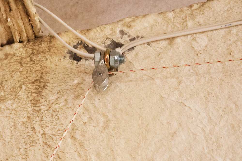  кабеля к стене и потолку: популярные виды крепежа