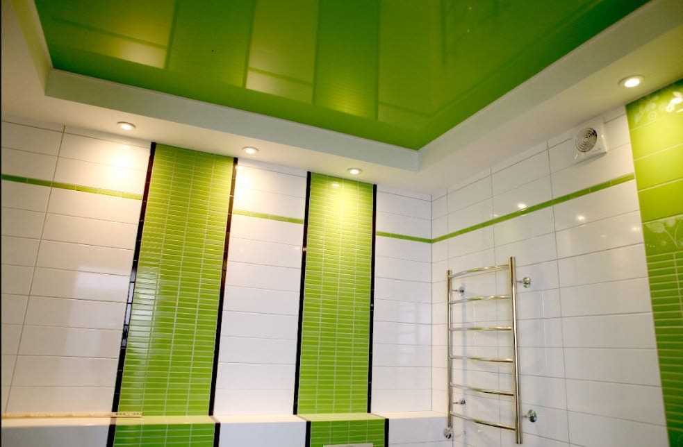 Натяжные потолки в ванной: плюсы и минусы натяжной конструкции