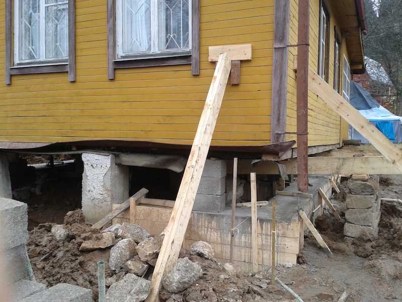 Как подвести фундамент под старый деревянный дом: своими руками