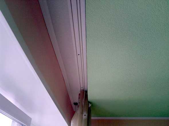 Как повесить карниз на натяжной потолок, если он уже натянут?