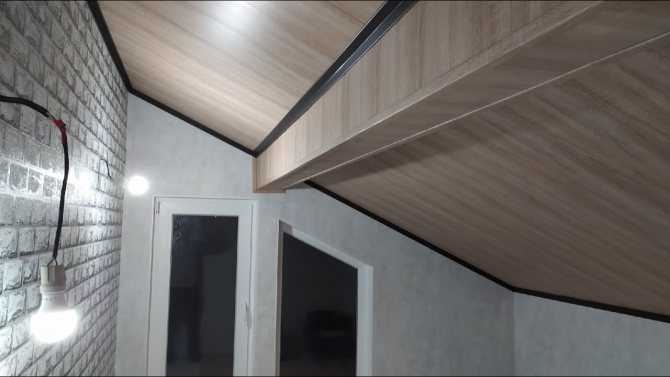 Мдф-панели для потолка (37 фото): обшивка и отделка в деревянном доме, размеры и дизайн белых панелей для стен