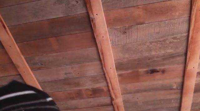 Потолок в деревянном доме - чем его лучше подшить?
