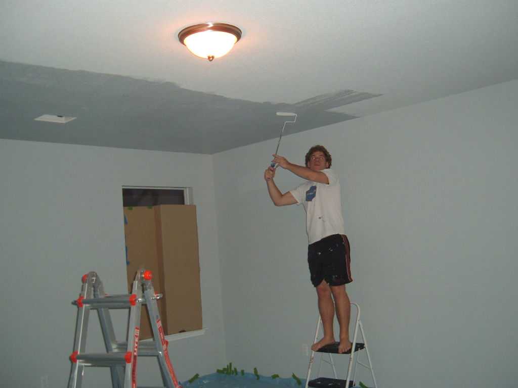 Ремонт потолка своими руками в квартире: инструкция как отремонтировать, видео и фото
