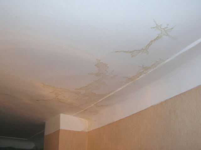 Устраняем желтые пятна на потолке после затопления