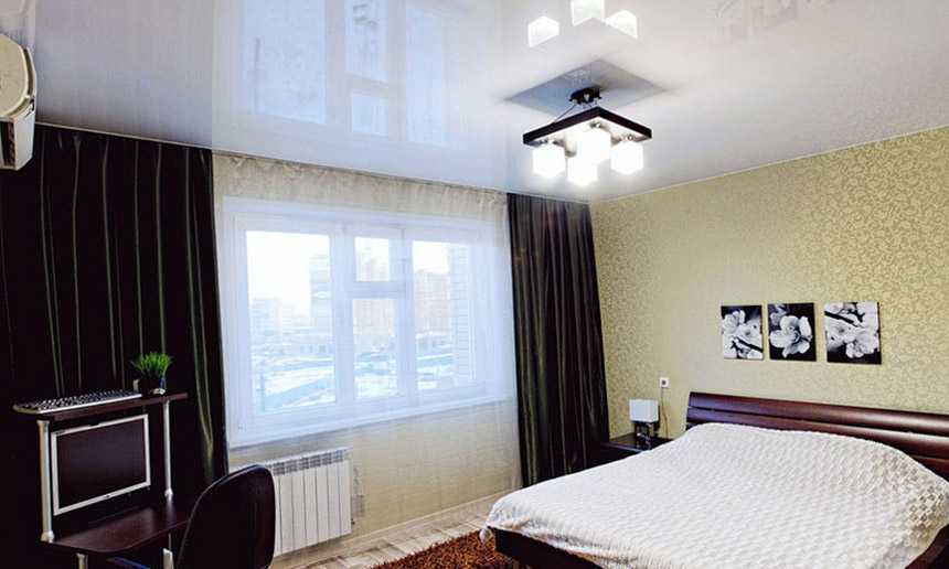 Современные глянцевые натяжные потолки — фото в интерьере и советы по выбору