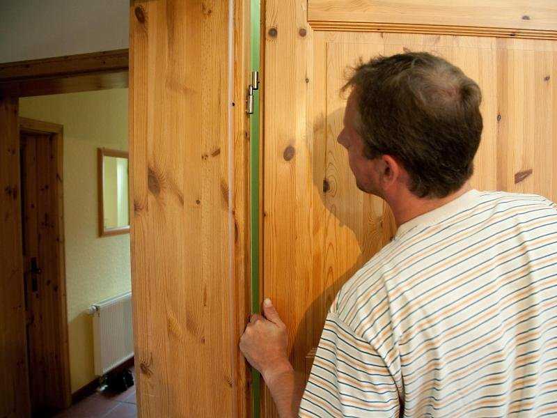 Из-за чего возникает перекос двери Как можно исправить перекос дверной конструкции