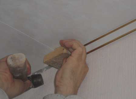 Как крепить пвх панели к потолку правильно: 4 популярных способа | дневники ремонта obustroeno.club