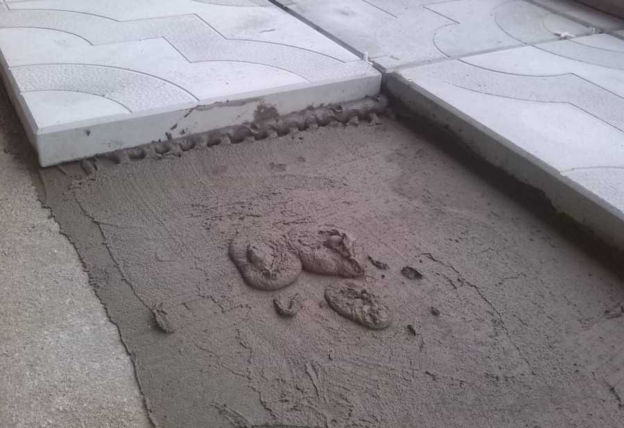 Укладка тротуарной плитки на бетонное основание возможна по трем технологиям: на бетонный раствор, на клей и на сухую смесь