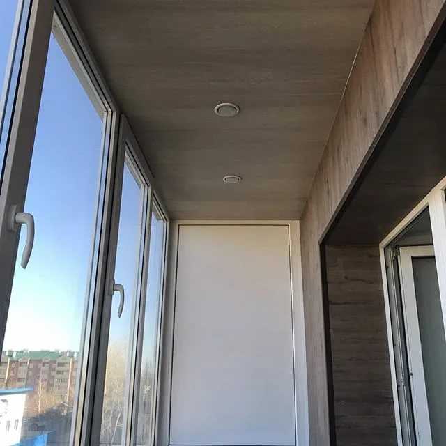 Потолок на балконе: варианты отделки и оформления в современном стиле (115 фото)