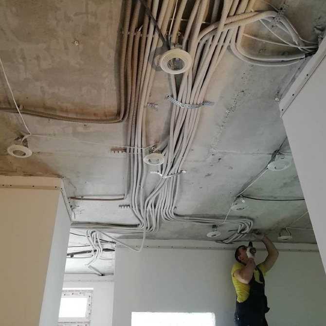 Азбука электрика – монтаж проводки по потолку