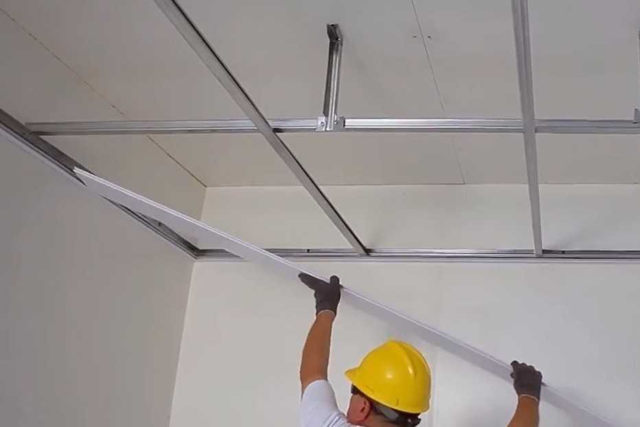 Как обшить потолок пластиковыми панелями: установка и отделка навесной, подвесной системы своими руками + видео как закрепить.