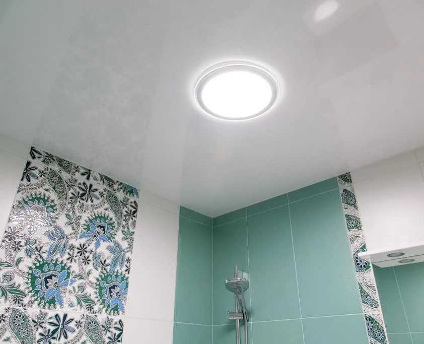 Натяжной потолок в ванной комнате – плюсы и минусы, особенности выбора