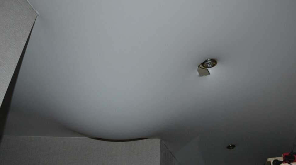 Как заделать дыру в потолке: чем замазать дырку возле трубы, заделка отверстия, чем заклеить большую дыру