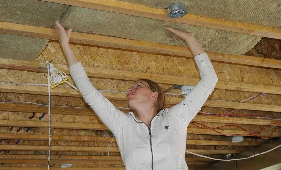 Как правильно своими руками сделать потолок в деревянном доме